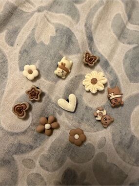 Jibbitz Neutral Brown & Cream Bear and Flower Shoe Charms